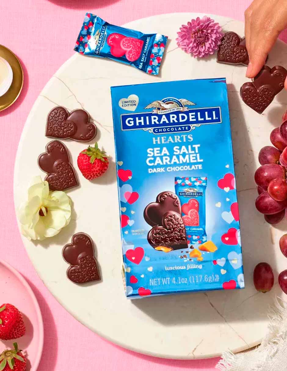 Ghirardelli chocolate oscuro forma de corazón caramelo con sal marina 136gr