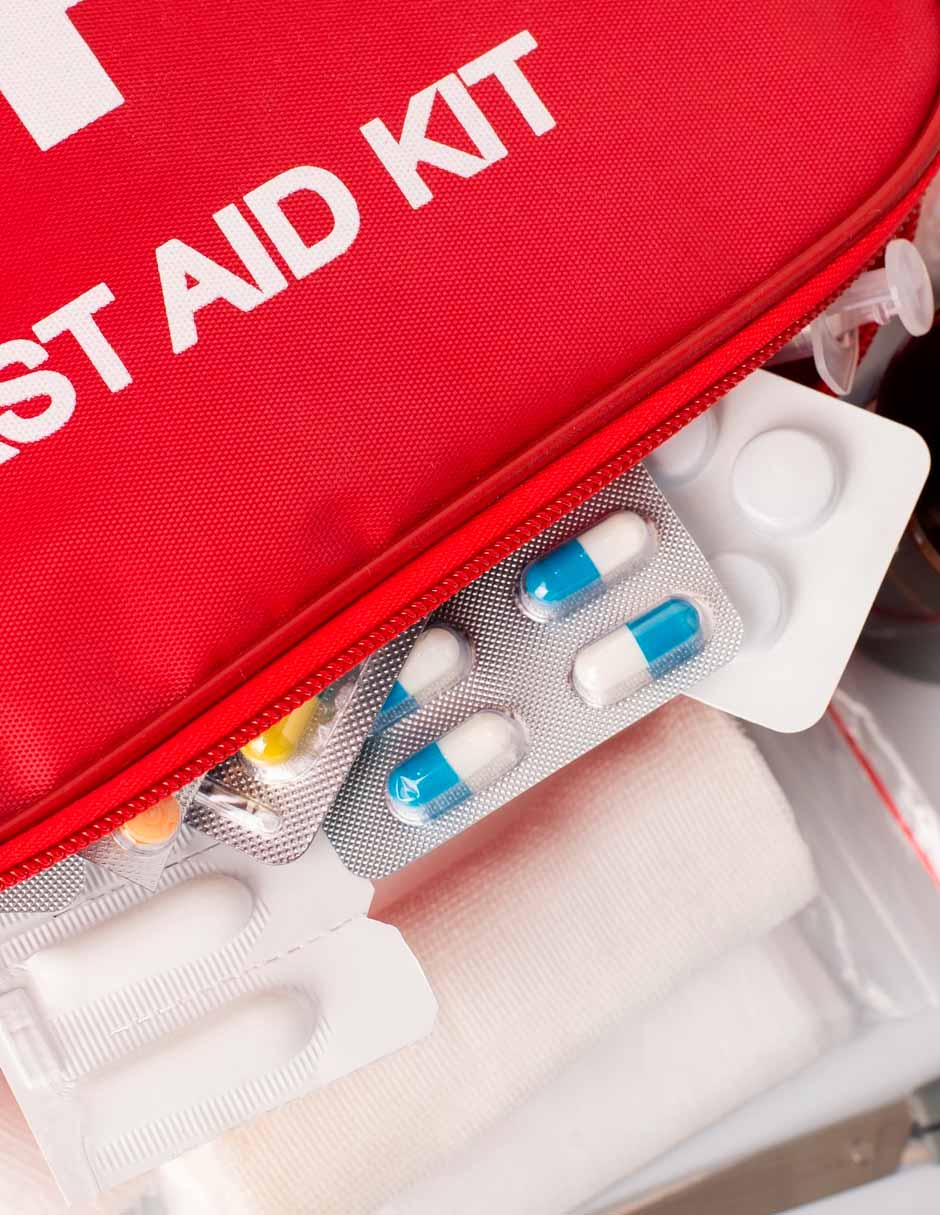Johnson & Johnson First Aid To Go Mini kit de viaje portátil, 12 piezas
